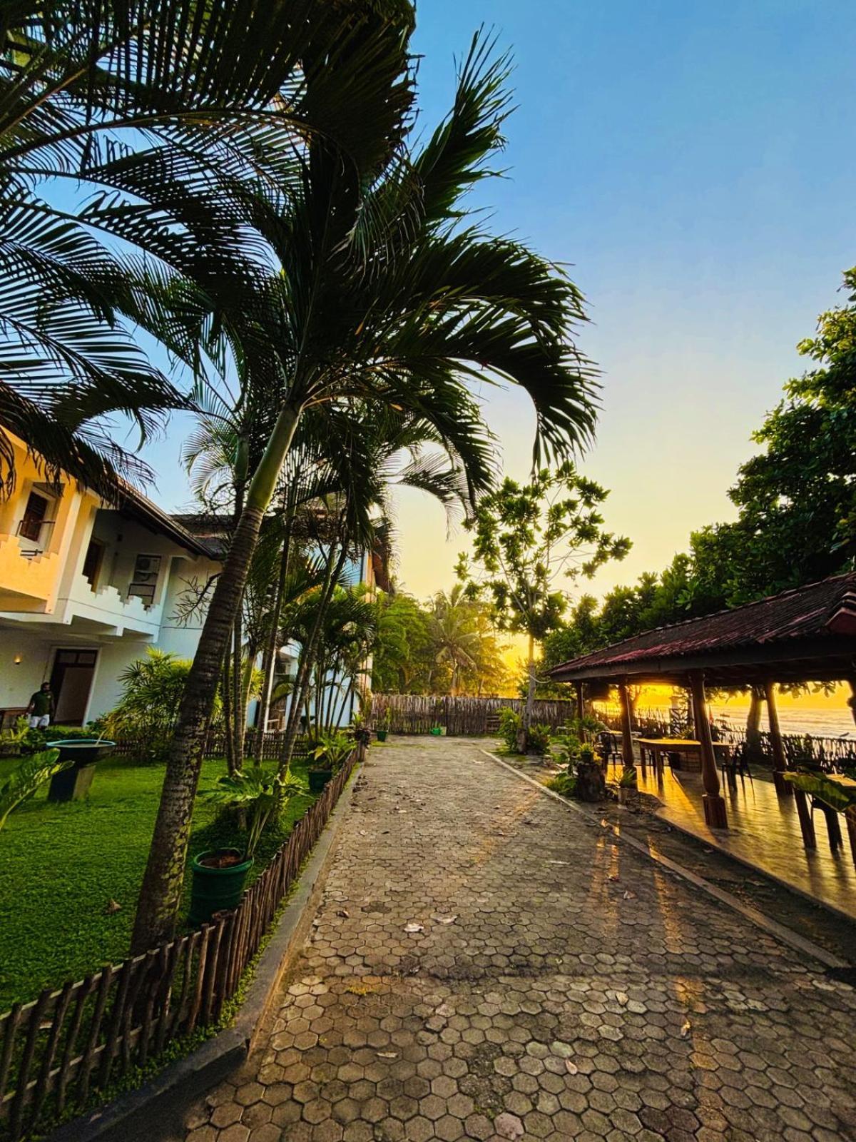 Balance Beach Resort Dikwella Exterior foto